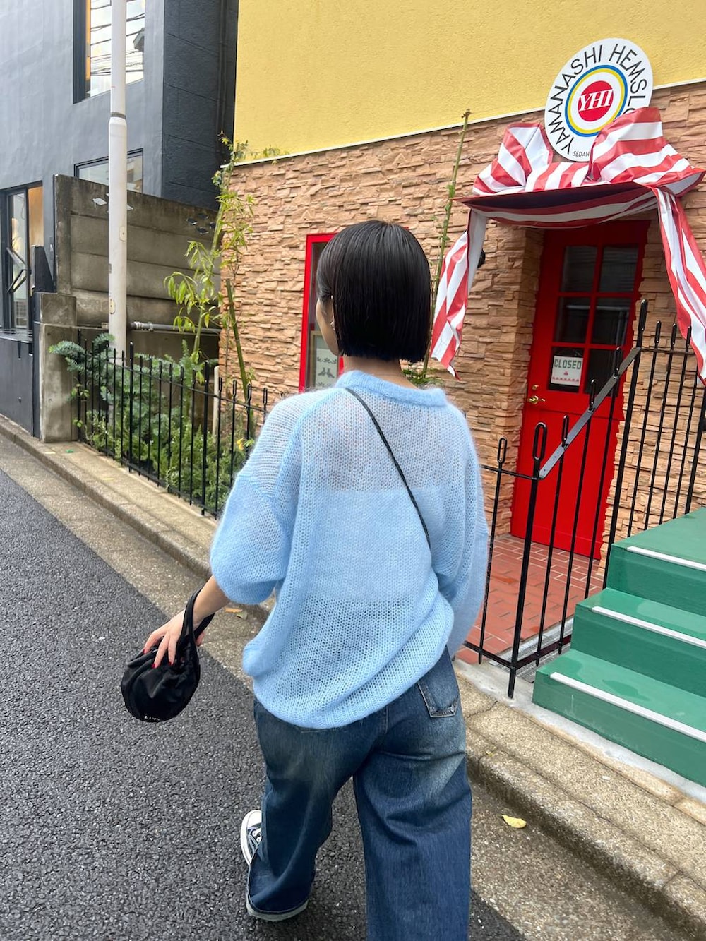 「ニット、デニムパンツ、カジュアル、雨の日コーデ」｜「A part byのモヘヤニットプルオーバー（ニット/セーター、ブルー系）」を使った、山形真理さん（レディース・155cm）の秋コーディネートの2枚目の写真