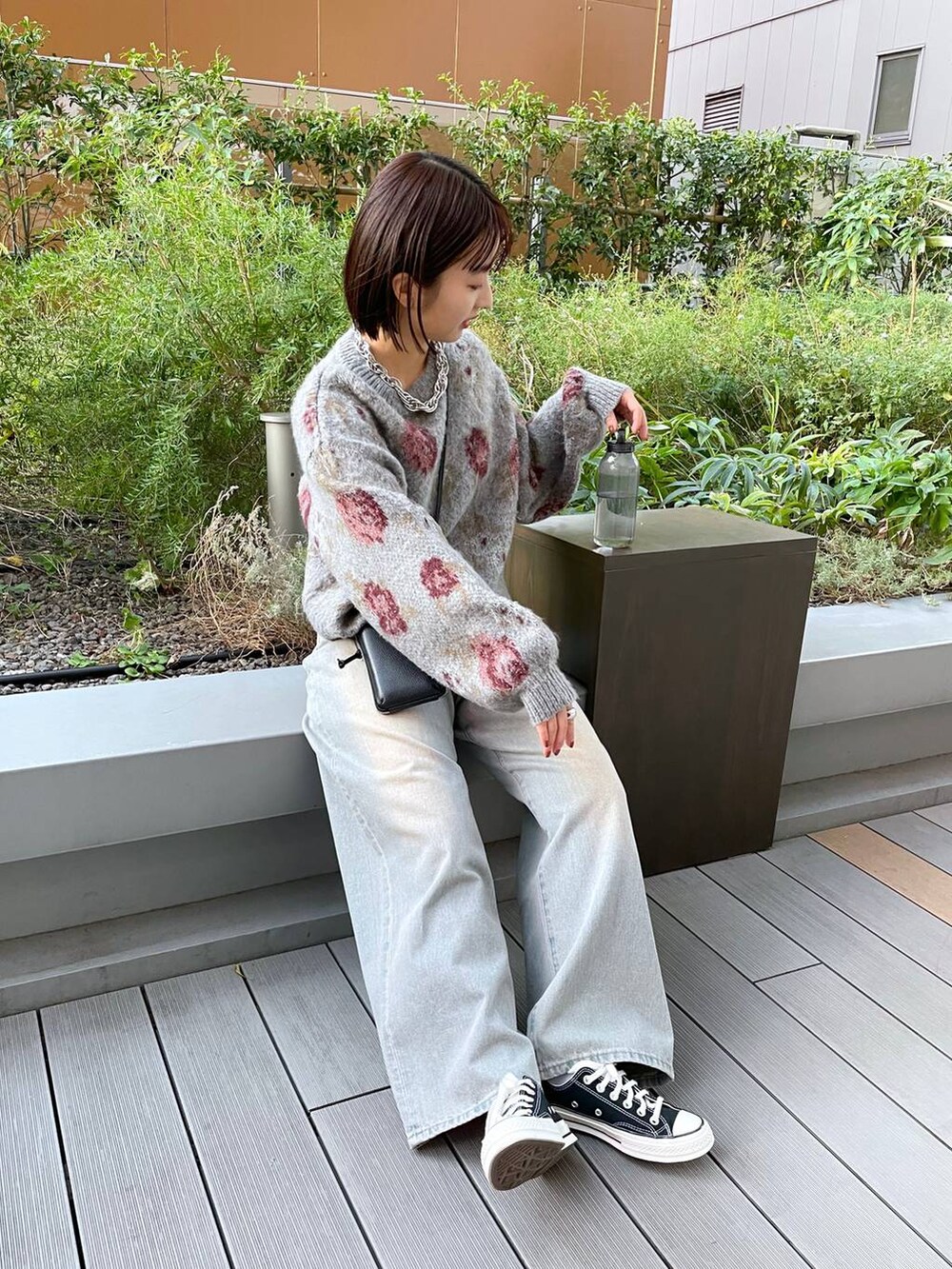 「デニムパンツ、ニット、カジュアル」｜「JEANASISのタックデニムワイドパンツ/974143（デニムパンツ、ブルー系）」を使った、山形真理さん（レディース・155cm）の冬コーディネートの3枚目の写真