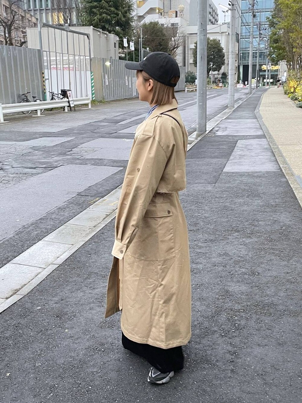 「トレンチコート、女子旅、女子ウケ」｜「JEANASISの【YOGA】ストライプシャツLS/106937（シャツ/ブラウス、ブルー系）」を使った、山形真理さん（レディース・155cm）の春コーディネートの3枚目の写真