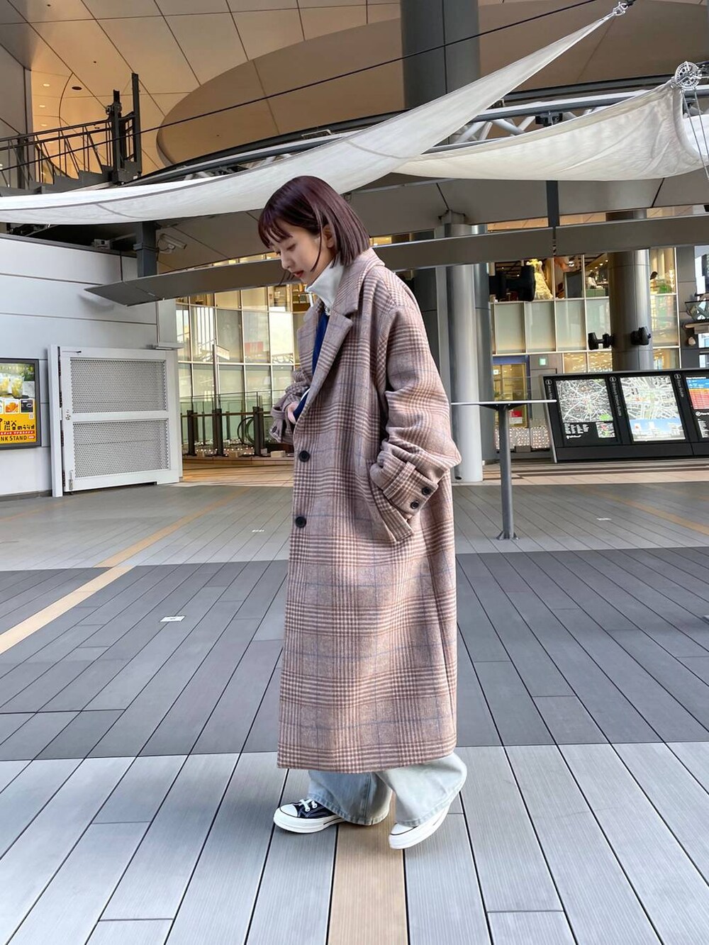 「アウター、デニムパンツ、カジュアル」｜「JEANASISのウールチェスターロングコート/969623（チェスターコート、ブラウン系）」を使った、山形真理さん（レディース・155cm）の冬コーディネートの4枚目の写真