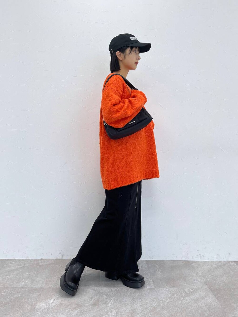「ワンピース、ニット、カジュアル、キャップ」｜「JEANASISのスクエアトゥニットゴアブーツ/125427（ブーツ、ブラック系）」を使った、山形真理さん（レディース・155cm）の秋コーディネートの5枚目の写真