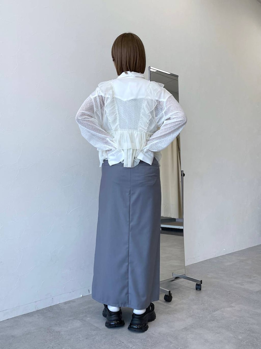 「スカート」｜「JEANASISのチュールフリルベスト/106354（ベスト、ホワイト系）」を使った、山形真理さん（レディース・155cm）の春コーディネートの2枚目の写真