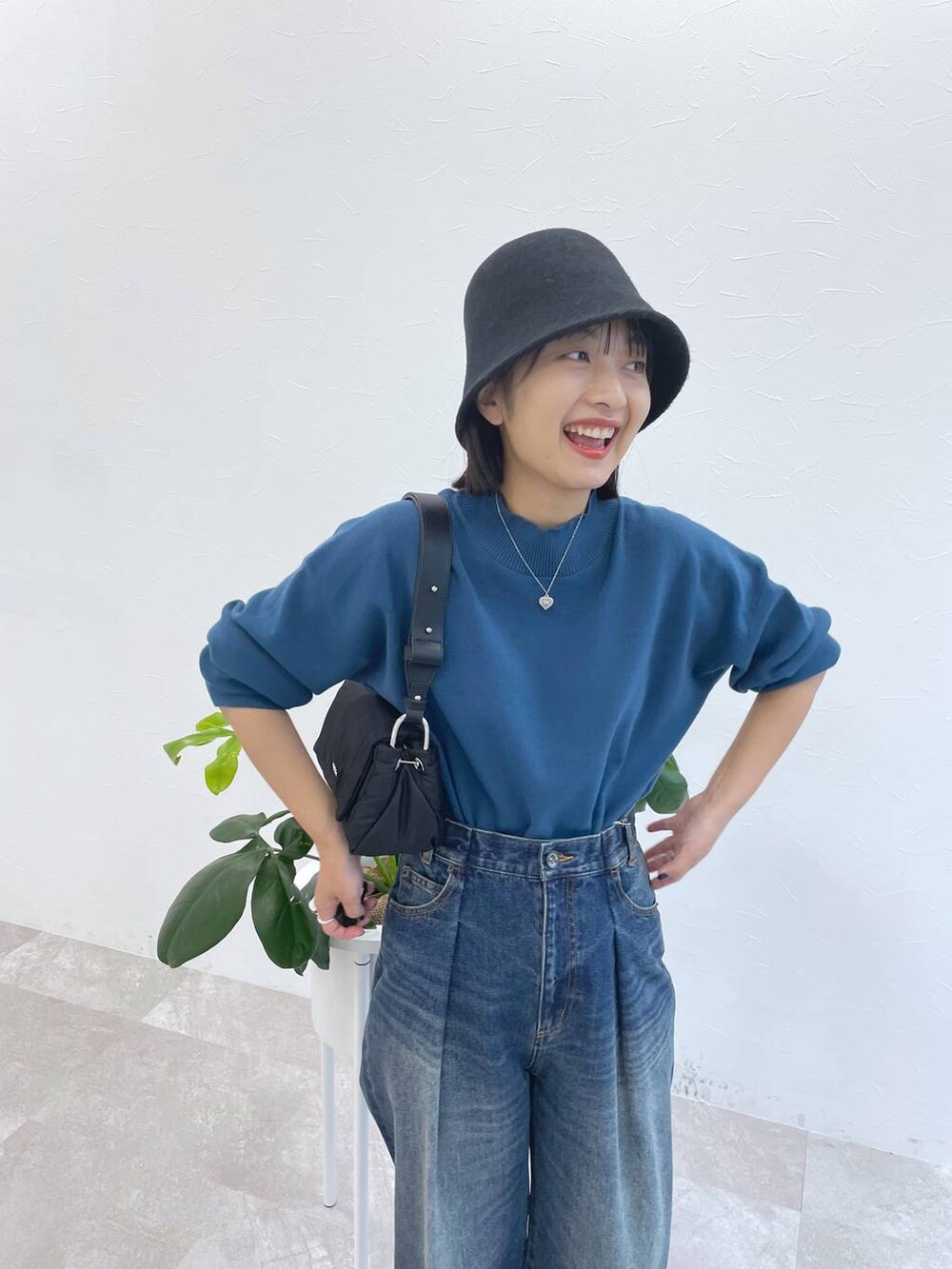 「デニムパンツ、ニット、カジュアル」｜「JEANASISのウールベルハット/906415（ハット、ブラック系）」を使った、山形真理さん（レディース・155cm）の秋コーディネートの4枚目の写真