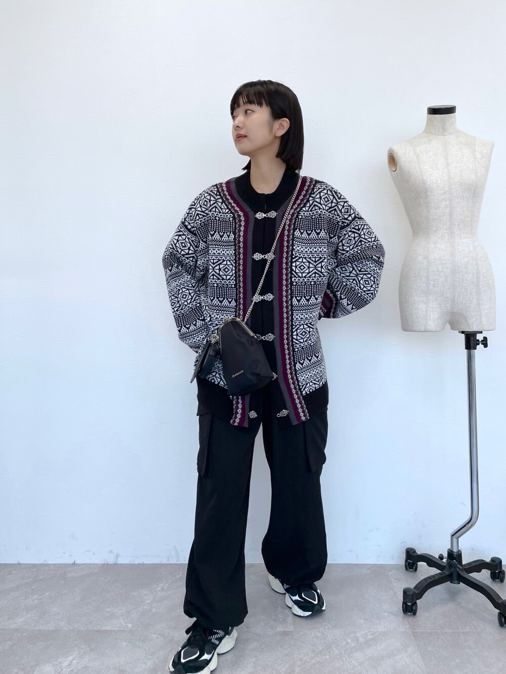 「カーディガン、チロルカーディガン、オールブラック、オールブラックコーデ、カーゴパンツ、カーゴパンツコーデ、ワントーンコーデ、カジュアルコーデ、ママファッション」｜「JEANASISのハイウエストフラップポケットパンツ/187913（カーゴパンツ、ブラック系）」を使った、山形真理さん（レディース・156cm）の春コーディネートの3枚目の写真