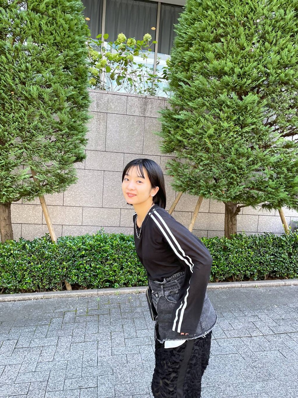 「ワントーン、カジュアル、Tシャツ」｜「JEANASISのシアーフリンジジャガードパンツ【SET UP対応】/905694（その他パンツ、ブラック系）」を使った、山形真理さん（レディース・155cm）の秋コーディネートの4枚目の写真