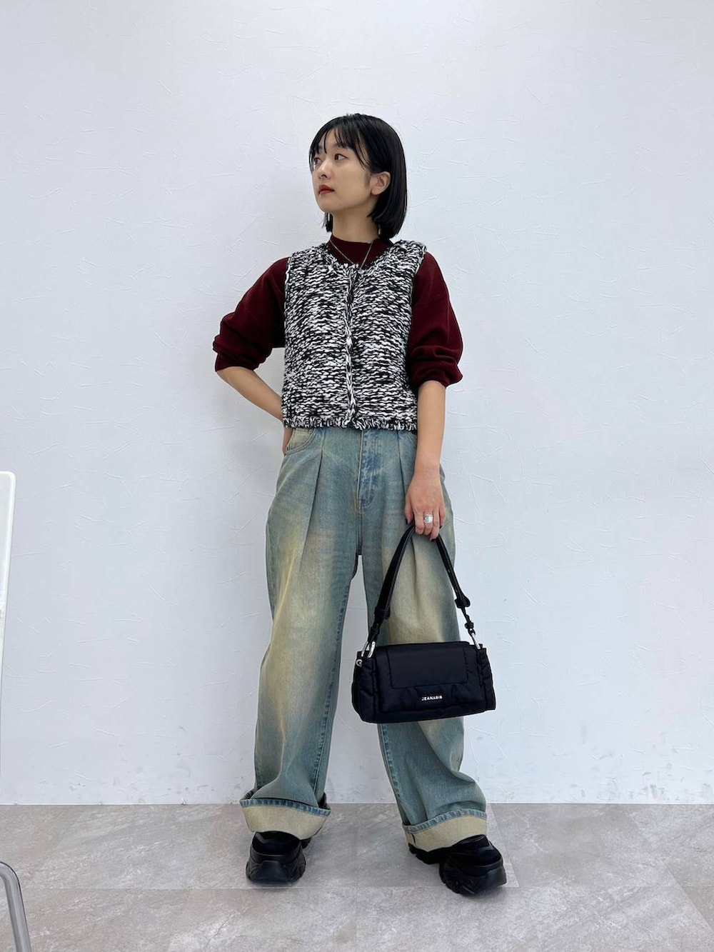 「ニット、カジュアル、ベスト、デニムパンツ」｜「JEANASISのランダムアウトソールスニーカー/968688（スニーカー、ブラック系）」を使った、山形真理さん（レディース・155cm）の秋コーディネートの2枚目の写真