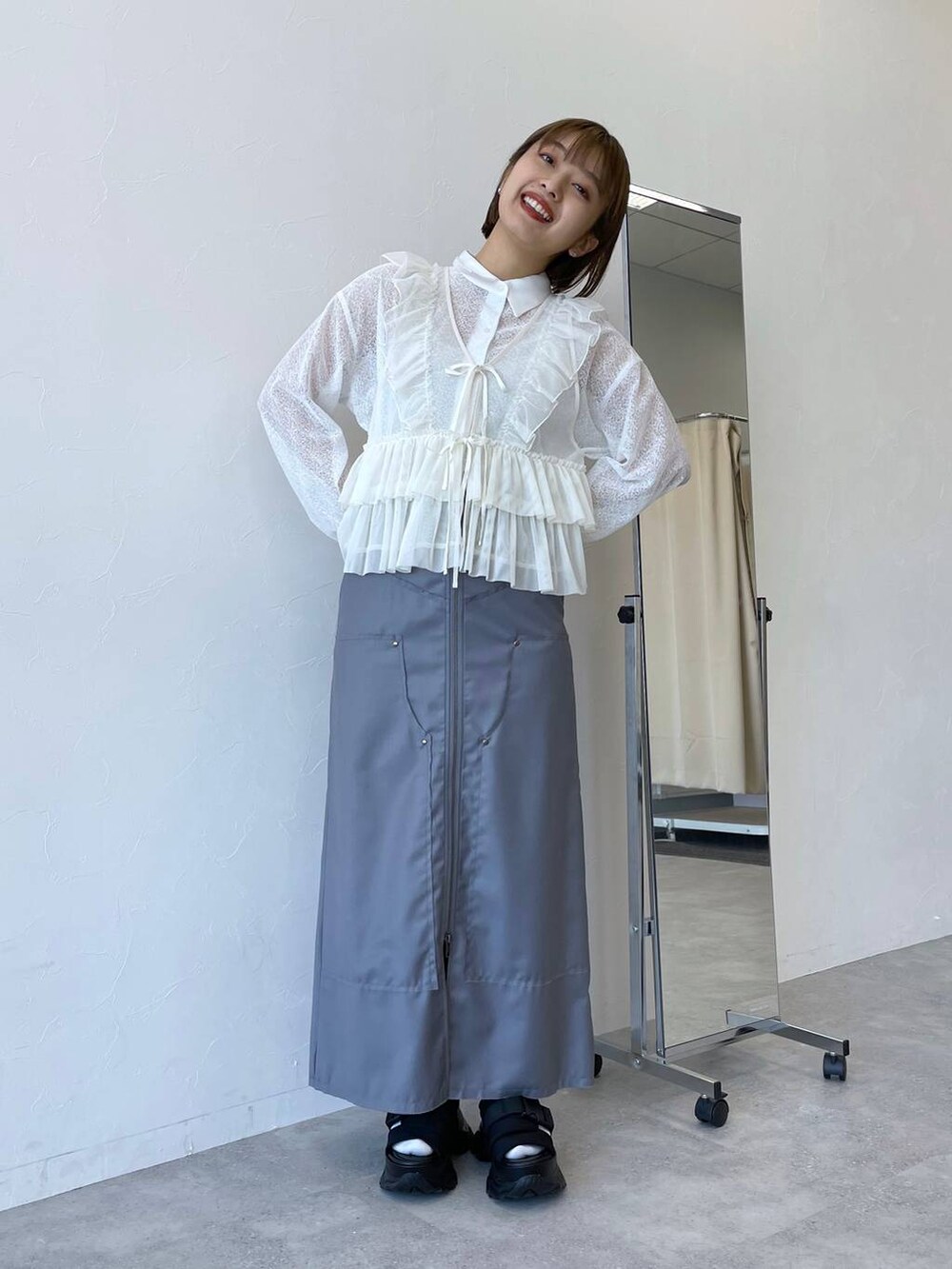 「スカート」｜「JEANASISのチュールフリルベスト/106354（ベスト、ホワイト系）」を使った、山形真理さん（レディース・155cm）の春コーディネートの3枚目の写真