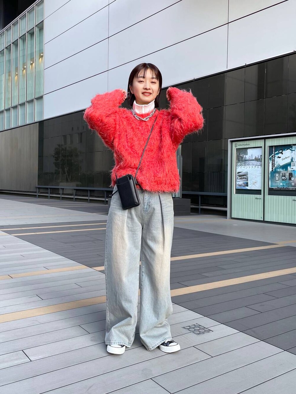 「デニムパンツ、ニット、冬コーデ、カジュアル」｜「JEANASISのビンテージライクネックレス/968929（ネックレス、シルバー系）」を使った、山形真理さん（レディース・155cm）の秋コーディネートの2枚目の写真