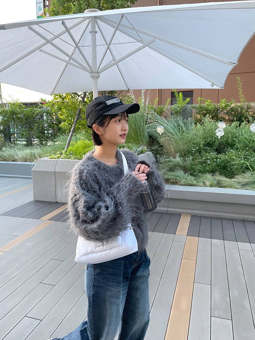 「デニムパンツ、ニット、カーディガン」｜「JEANASISのタックデニムワイドパンツ/974143（デニムパンツ、ブルー系）」を使った、山形真理さん（レディース・155cm）の秋コーディネートの4枚目の写真