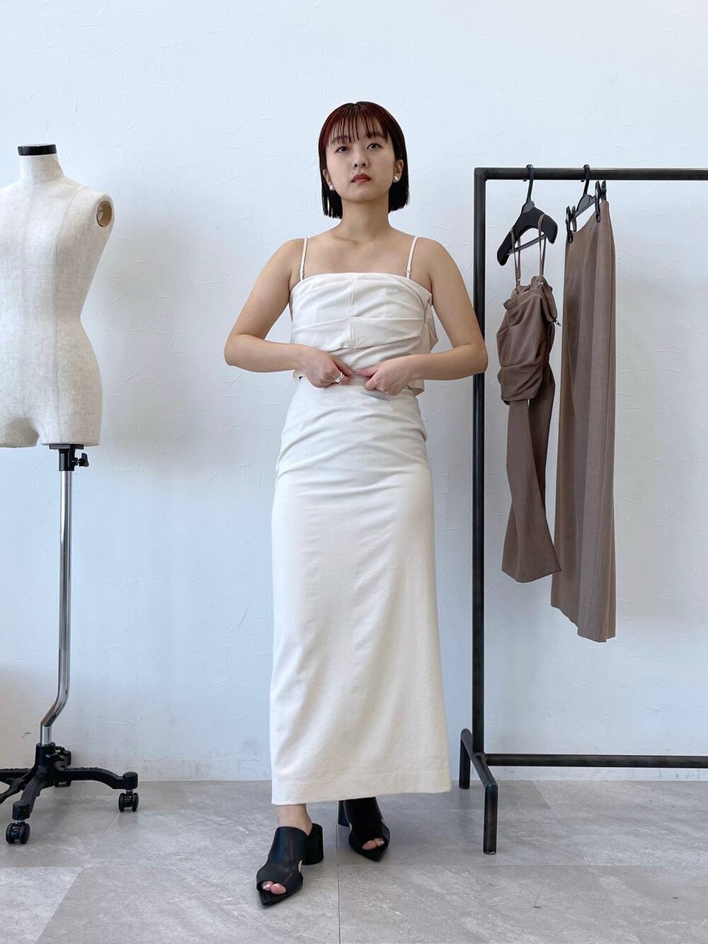 「ジャケット、きれいめ、女子ウケ」｜「JEANASISの【SET UP対応】バックギャザーテーラードジャケット/105251（テーラードジャケット、グレー系）」を使った、山形真理さん（レディース・155cm）の冬コーディネートの4枚目の写真
