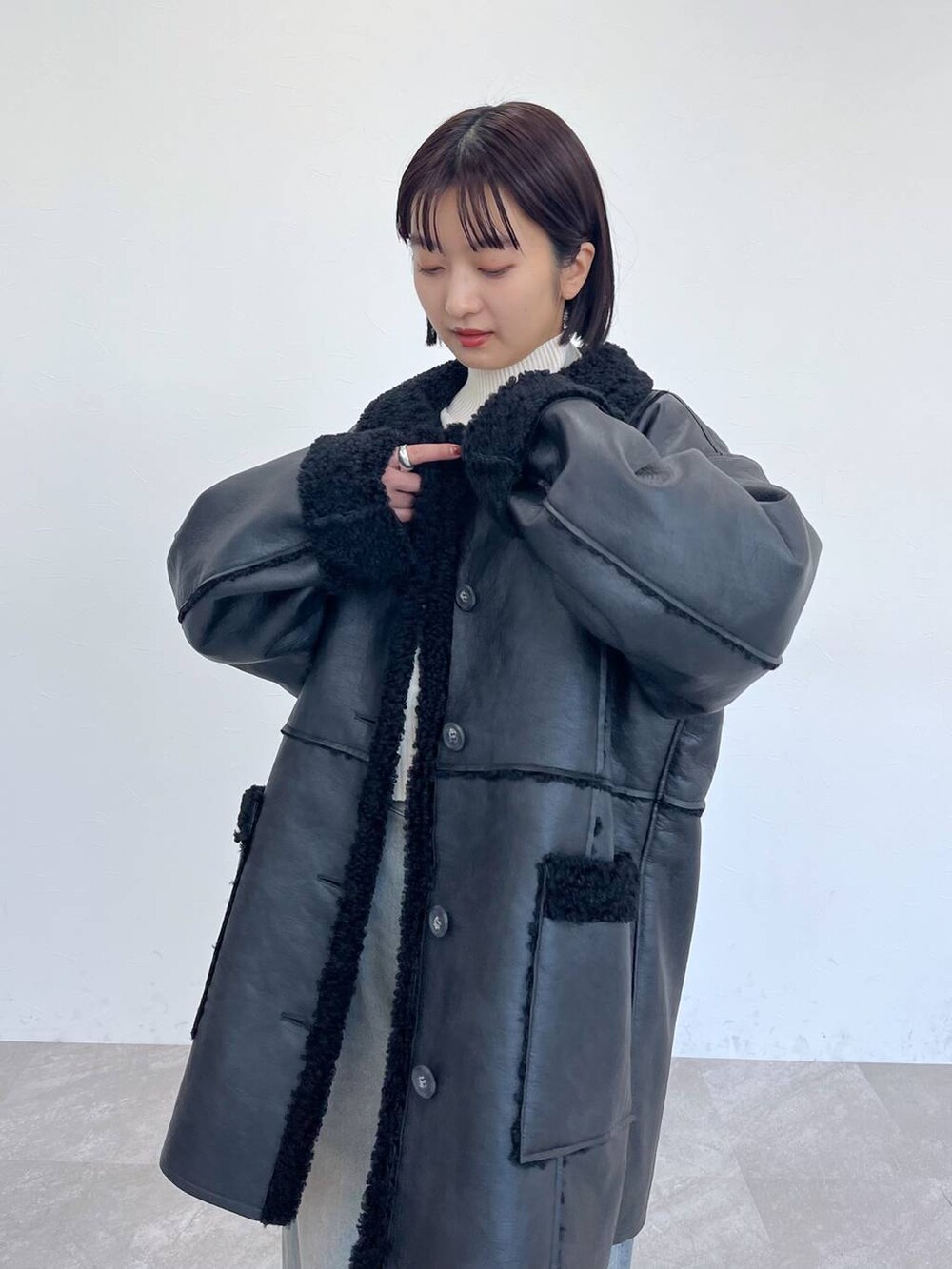 「カジュアル、デニムパンツ、アウター」｜「JEANASISのWフェイスフトリブショートハイネック/958384（ニット/セーター、ホワイト系）」を使った、山形真理さん（レディース・155cm）の冬コーディネートの4枚目の写真