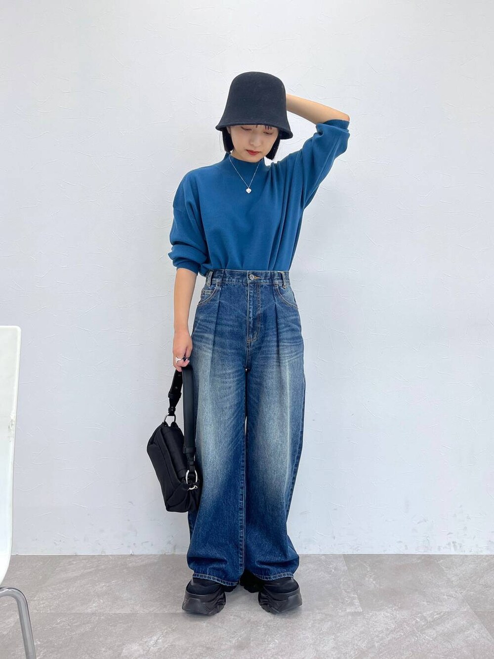「デニムパンツ、ニット、カジュアル」｜「JEANASISのウールベルハット/906415（ハット、ブラック系）」を使った、山形真理さん（レディース・155cm）の秋コーディネートの5枚目の写真