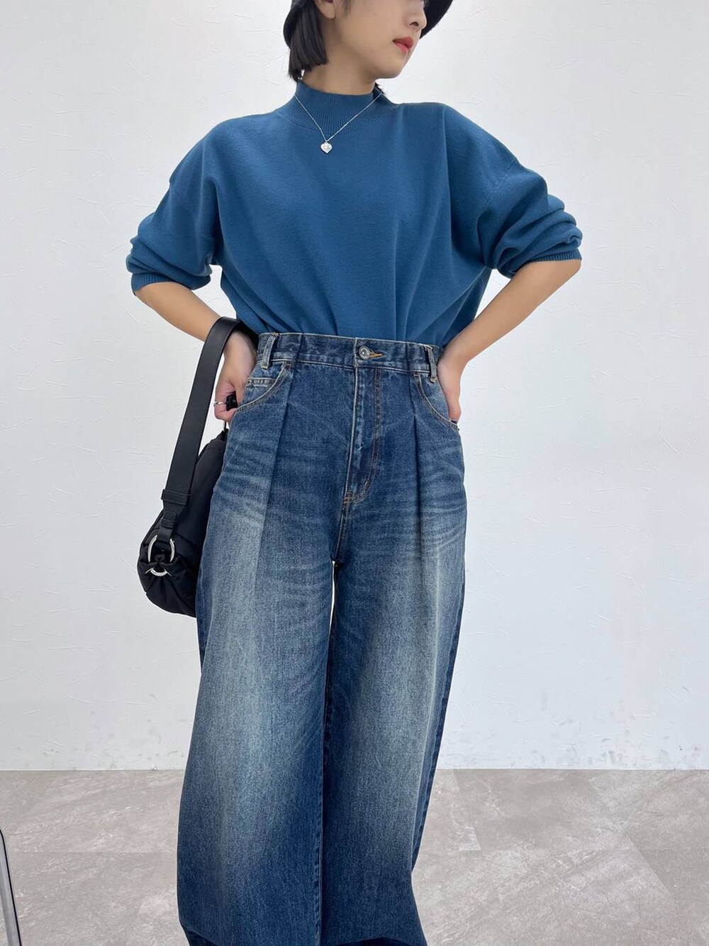 「デニムパンツ、ニット、カジュアル」｜「JEANASISのウールベルハット/906415（ハット、ブラック系）」を使った、山形真理さん（レディース・155cm）の秋コーディネートの2枚目の写真