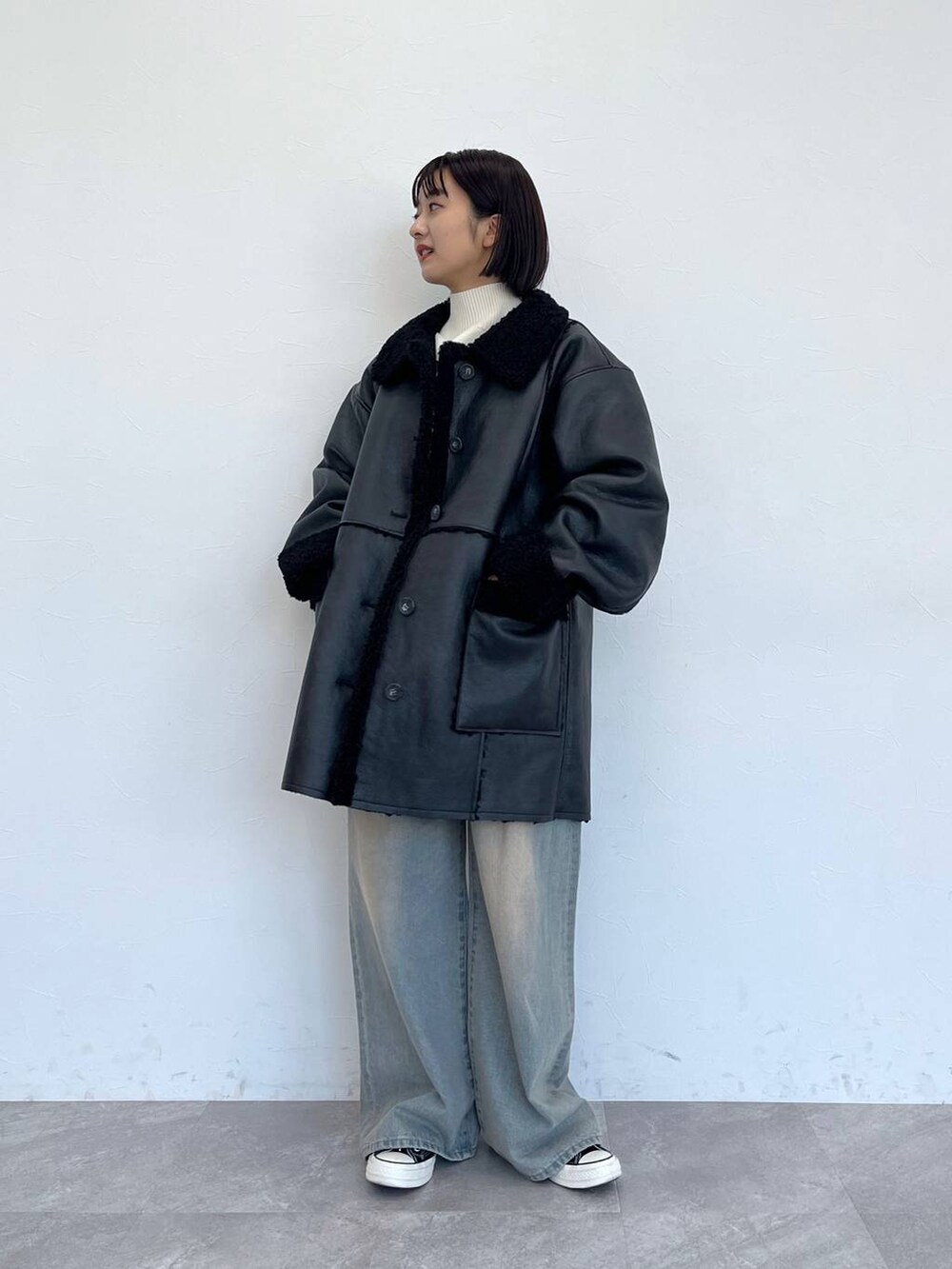 「カジュアル、デニムパンツ、アウター」｜「JEANASISのWフェイスフトリブショートハイネック/958384（ニット/セーター、ホワイト系）」を使った、山形真理さん（レディース・155cm）の冬コーディネートの2枚目の写真