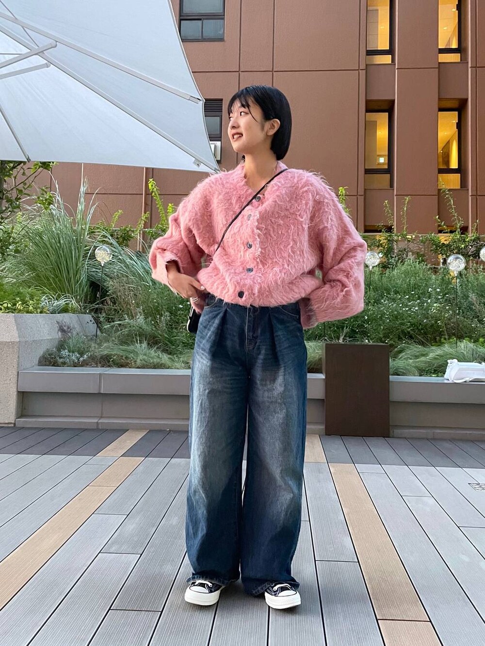 「デニムパンツ、カーディガン」｜「JEANASISのリッチシャギーオーバークルーカーディガン/173160（カーディガン/ボレロ、ピンク系）」を使った、山形真理さん（レディース・155cm）の秋コーディネートの2枚目の写真