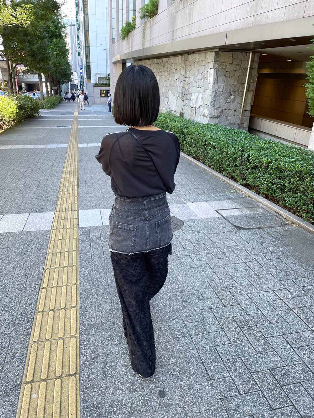 「ワントーン、カジュアル、Tシャツ」｜「JEANASISのシアーフリンジジャガードパンツ【SET UP対応】/905694（その他パンツ、ブラック系）」を使った、山形真理さん（レディース・155cm）の秋コーディネートの6枚目の写真