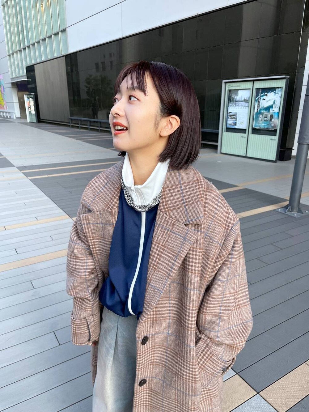 「アウター、デニムパンツ、カジュアル」｜「JEANASISのウールチェスターロングコート/969623（チェスターコート、ブラウン系）」を使った、山形真理さん（レディース・155cm）の冬コーディネートの5枚目の写真