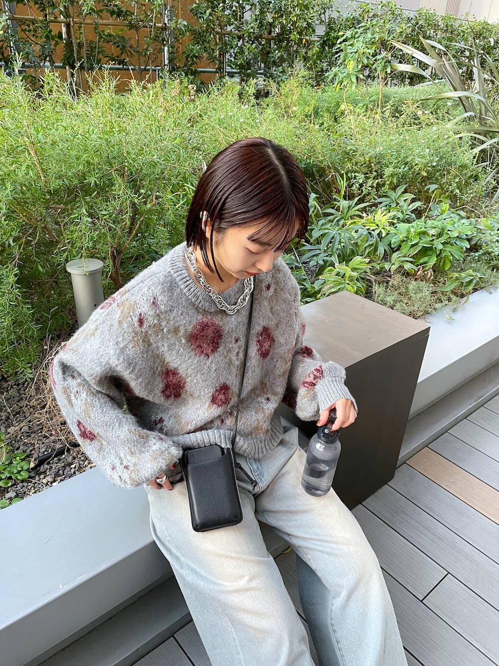 「デニムパンツ、ニット、カジュアル」｜「JEANASISのタックデニムワイドパンツ/974143（デニムパンツ、ブルー系）」を使った、山形真理さん（レディース・155cm）の冬コーディネートの4枚目の写真
