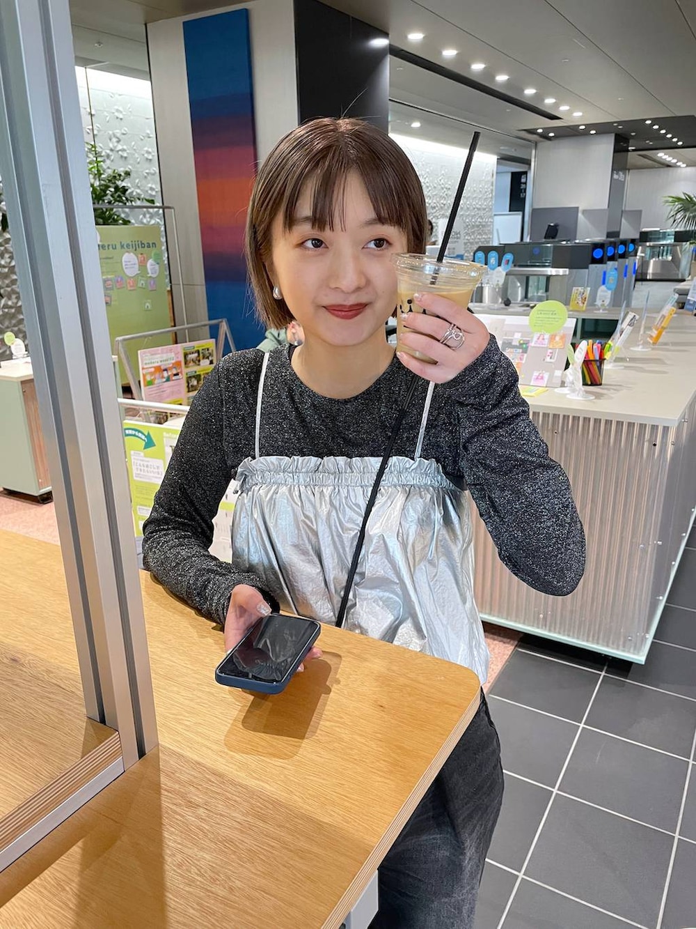 「ビスチェ、女子ウケ」｜「JEANASISのラメテンジクシアーLS TEE/102750（Tシャツ/カットソー、ブラック系）」を使った、山形真理さん（レディース・155cm）の春コーディネートの4枚目の写真