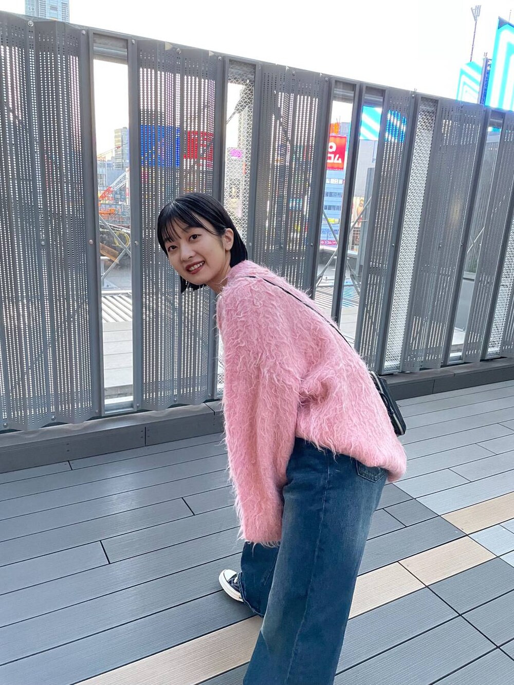 「デニムパンツ、カーディガン」｜「JEANASISのリッチシャギーオーバークルーカーディガン/173160（カーディガン/ボレロ、ピンク系）」を使った、山形真理さん（レディース・155cm）の秋コーディネートの4枚目の写真