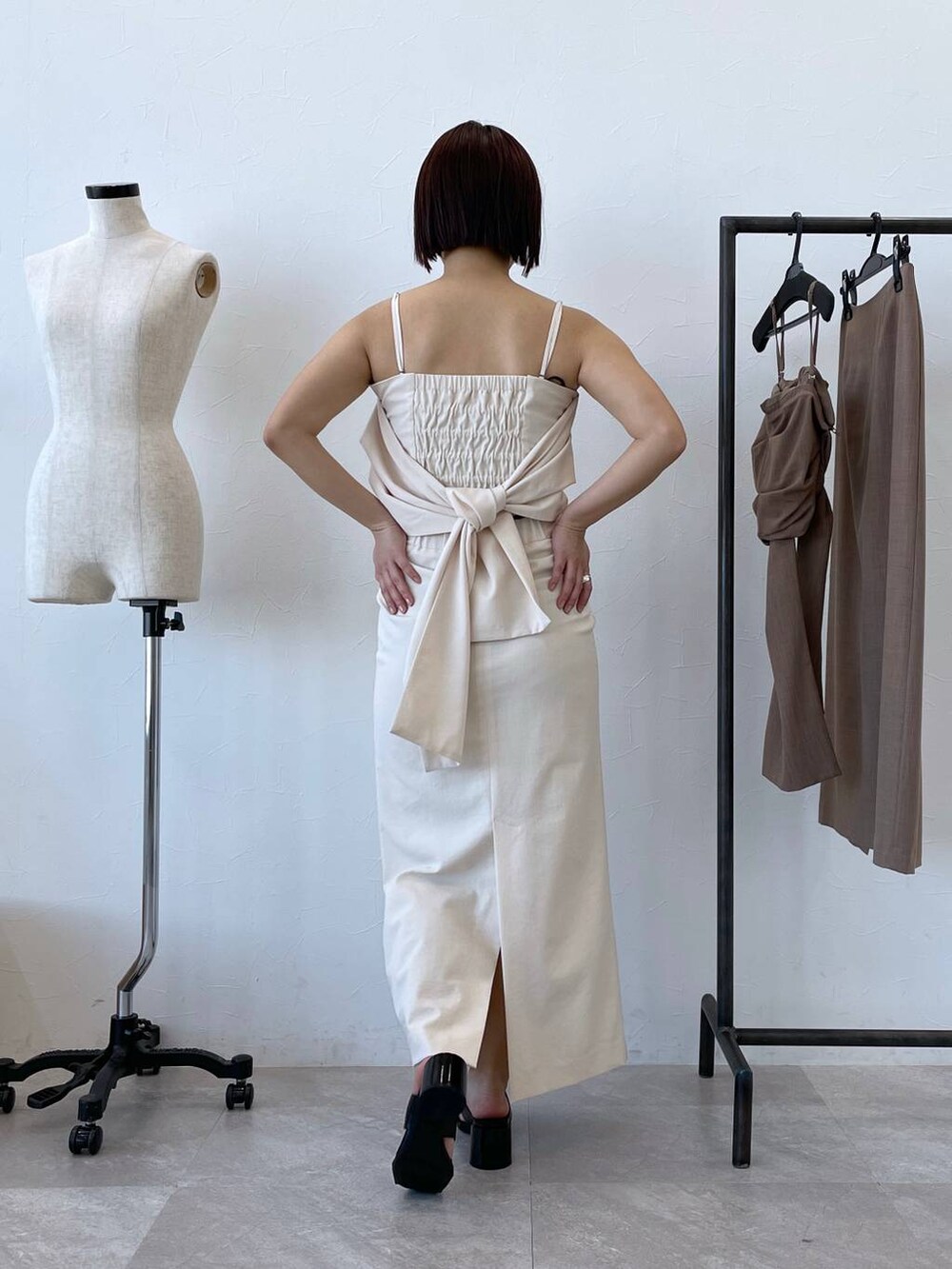 「ジャケット、きれいめ、女子ウケ」｜「JEANASISの【SET UP対応】バックギャザーテーラードジャケット/105251（テーラードジャケット、グレー系）」を使った、山形真理さん（レディース・155cm）の冬コーディネートの3枚目の写真