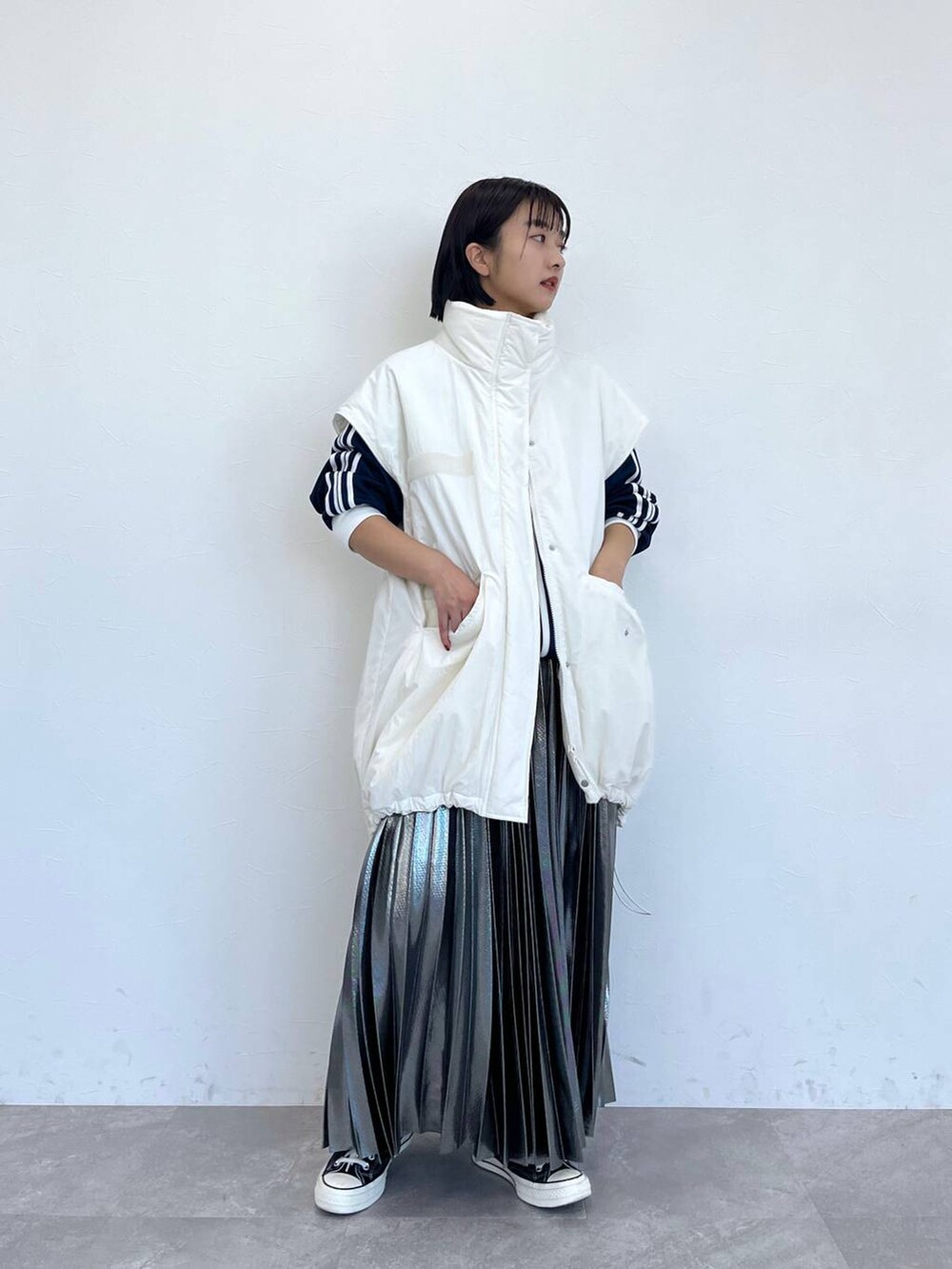 「カジュアル、スカート」｜「JEANASISのソデ2WAY M-65コート/169187（ナイロンジャケット、ホワイト系）」を使った、山形真理さん（レディース・155cm）の冬コーディネートの2枚目の写真