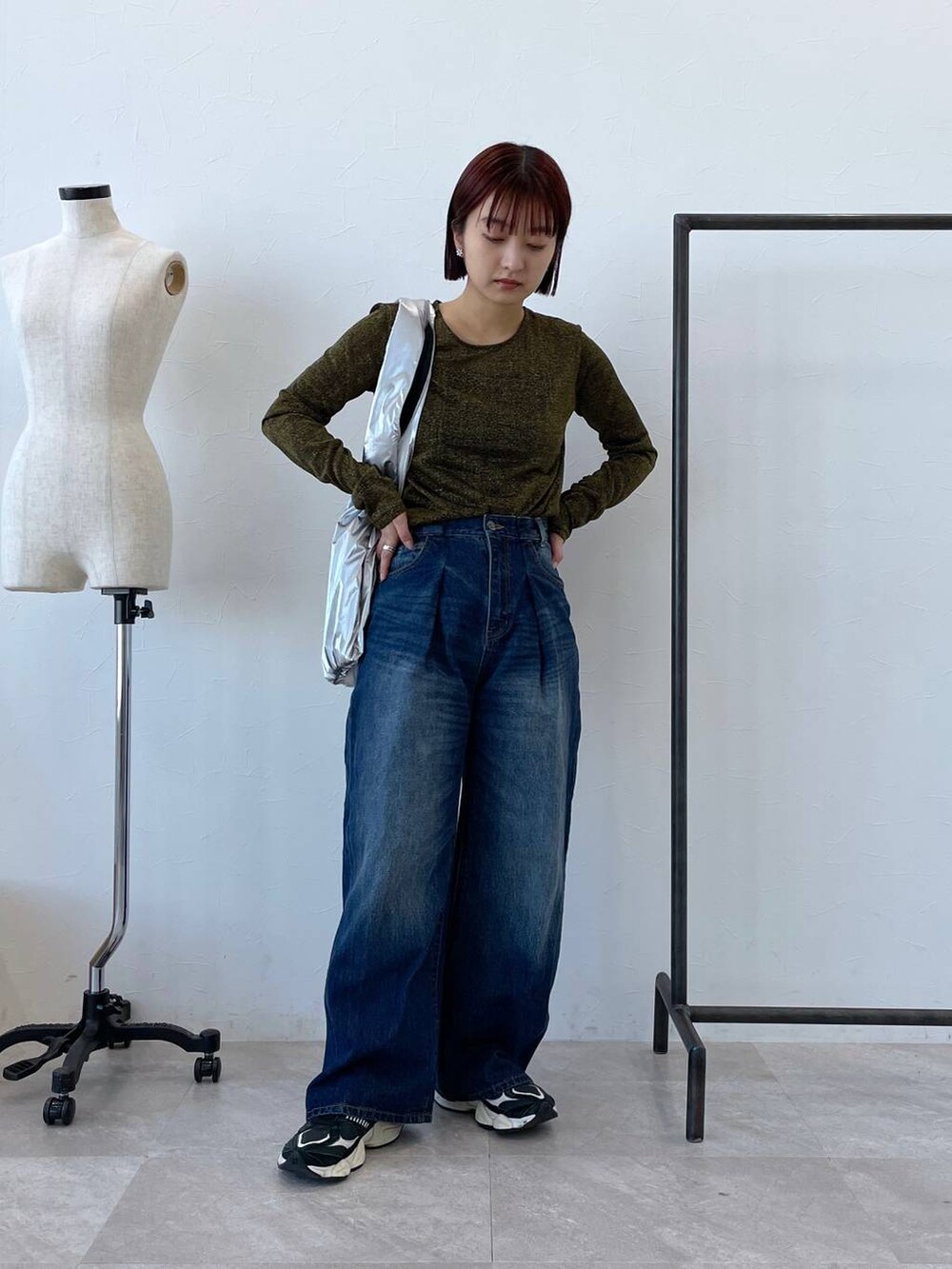 「カジュアル、デニムパンツ、女子ウケ、女子会」｜「JEANASISのラメテンジクシアーLS TEE/102750（Tシャツ/カットソー、ゴールド系）」を使った、山形真理さん（レディース・155cm）の冬コーディネートの2枚目の写真