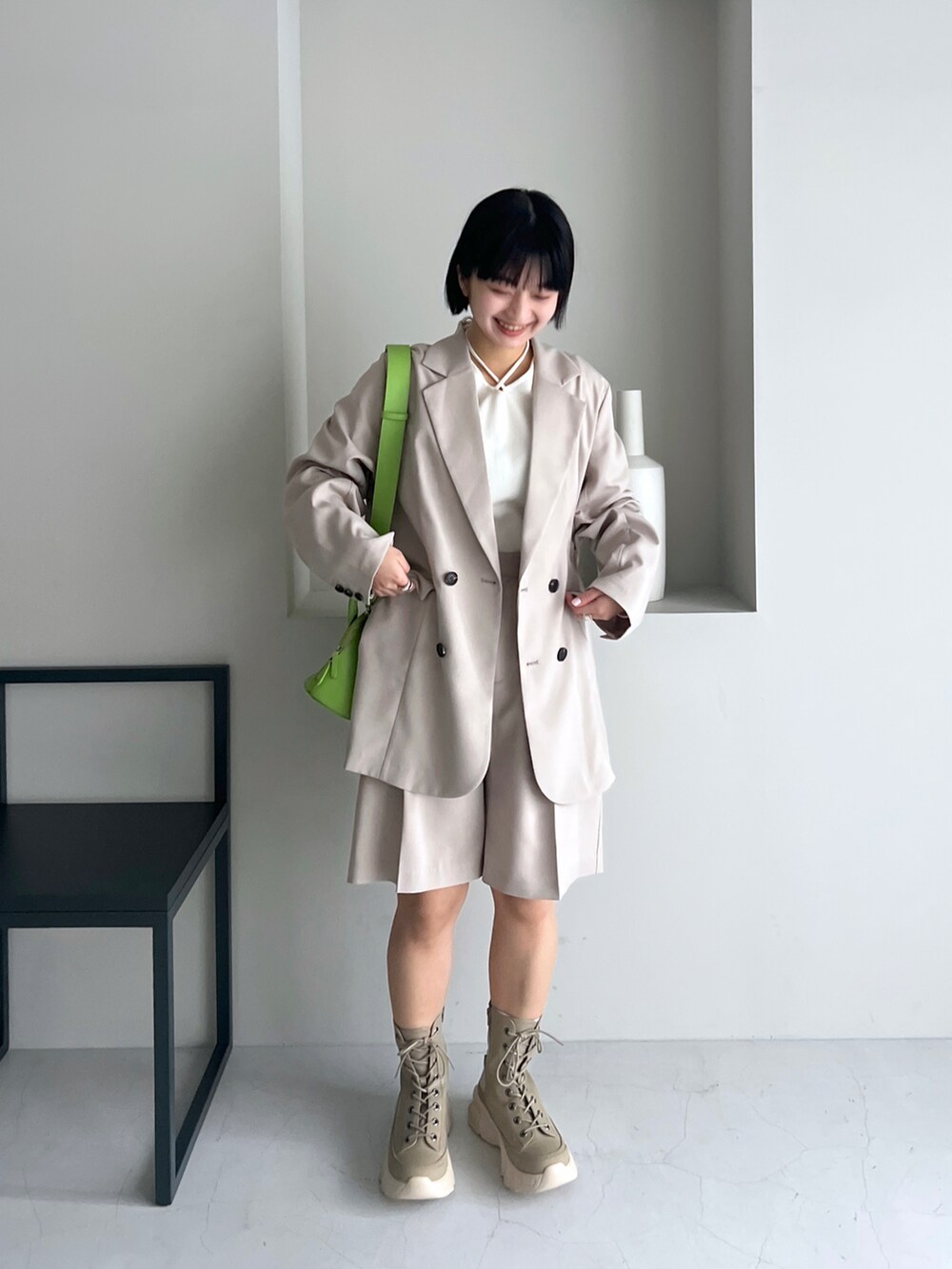 「春服、カジュアルコーデ、セットアップ、大人コーデ、オケージョン、ジャケット、ジャケットスタイル、ジャケットコーデ、セットアップスタイル、ジーナシス、ベージュコーデ」｜「JEANASISのサーマルネックストリングTEE/189191（Tシャツ/カットソー、ホワイト系）」を使った、山形真理さん（レディース・156cm）の冬コーディネートの2枚目の写真