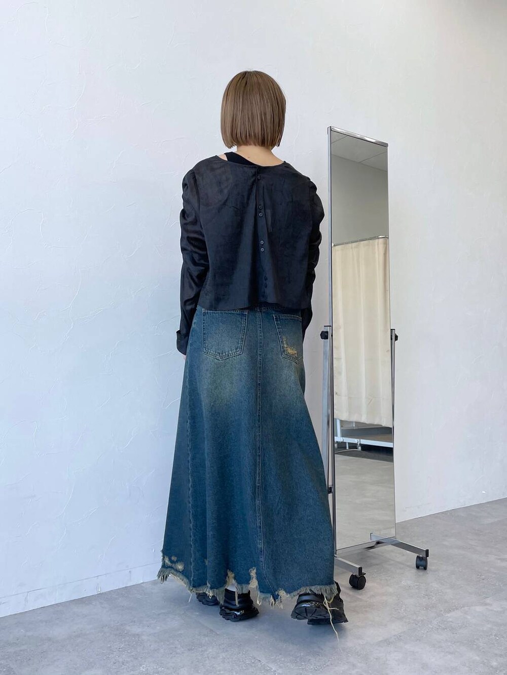 「春コーデ、デニムパンツ、女子ウケ、女子会」｜「JEANASISのクラッシュデニムスカート/102744（デニムスカート、ブルー系）」を使った、山形真理さん（レディース・155cm）の春コーディネートの3枚目の写真