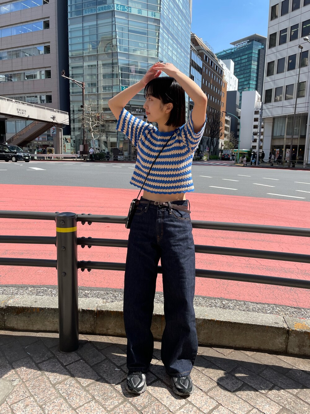 「春コーデ、デニムパンツ、ローライズ、シンプルスタイル、オトナカジュアル、FOREVER 21、骨格ウェーブ、低身長コーデ、低身長女子、スニーカー女子、スニーカーコーデ」｜「FOREVER 21のローライズワイドデニムパンツ（デニムパンツ、ブルー系）」を使った、山形真理さん（レディース・156cm）の春コーディネートの2枚目の写真