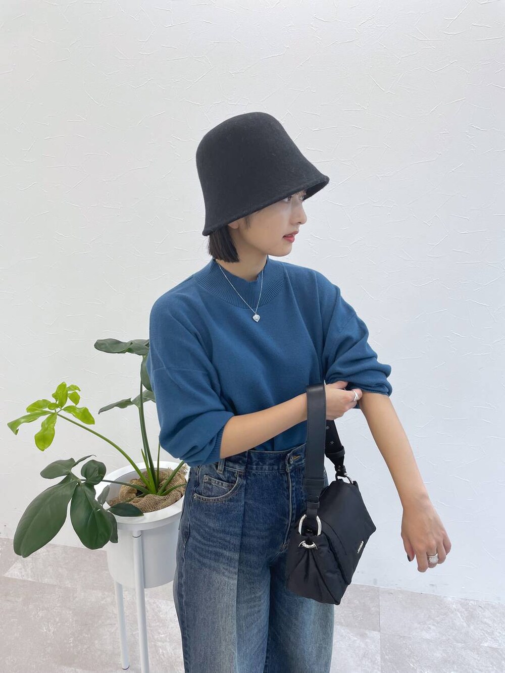 「デニムパンツ、ニット、カジュアル」｜「JEANASISのウールベルハット/906415（ハット、ブラック系）」を使った、山形真理さん（レディース・155cm）の秋コーディネートの3枚目の写真
