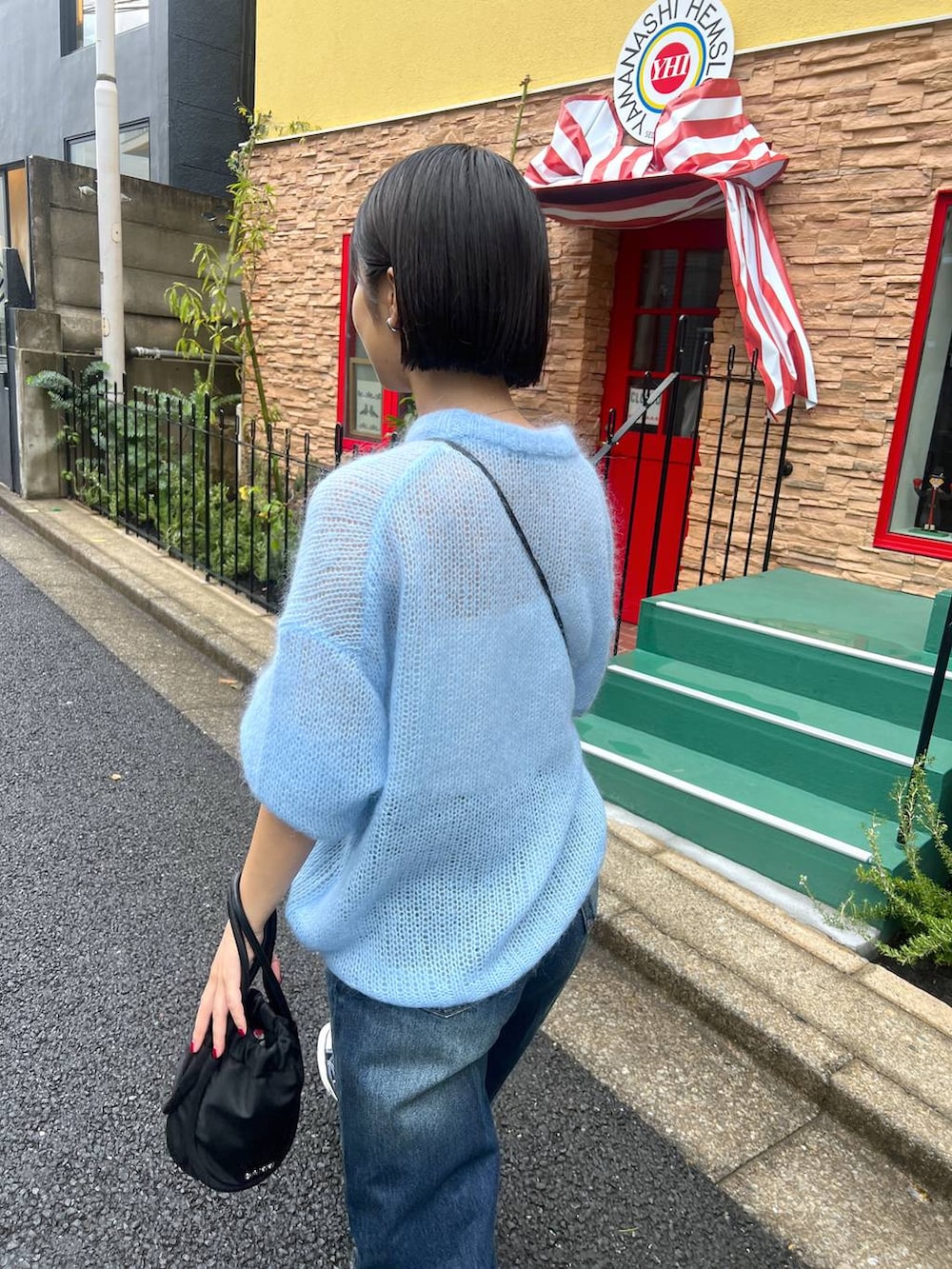 「ニット、デニムパンツ、カジュアル、雨の日コーデ」｜「A part byのモヘヤニットプルオーバー（ニット/セーター、ブルー系）」を使った、山形真理さん（レディース・155cm）の秋コーディネートの3枚目の写真