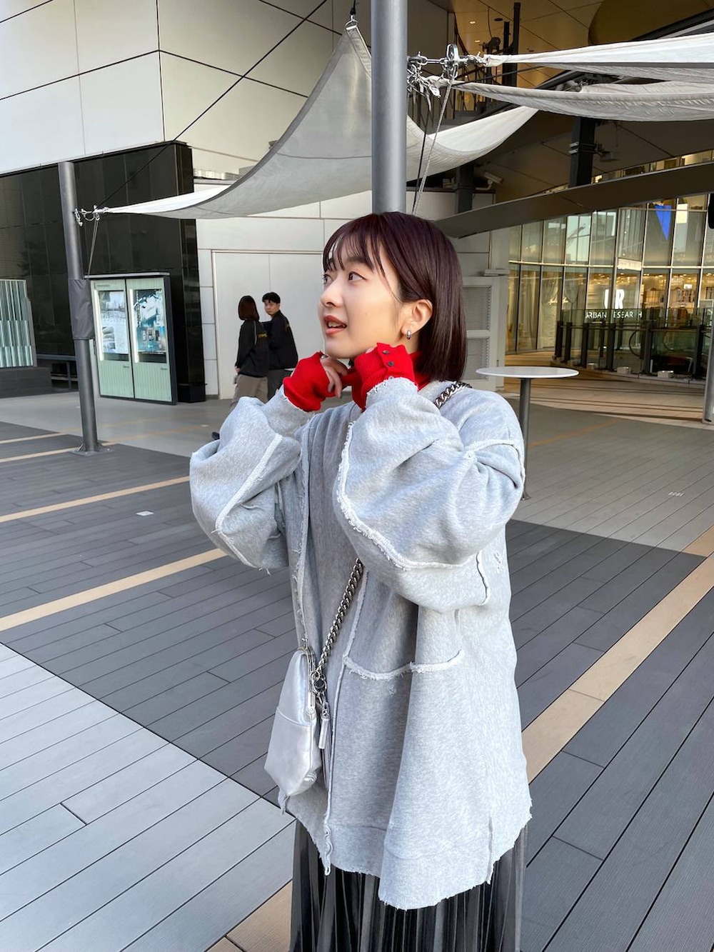 「スカート、スウェット」｜「JEANASISの14Gカラーリブタートル/980538（ニット/セーター、レッド系）」を使った、山形真理さん（レディース・155cm）の秋コーディネートの5枚目の写真