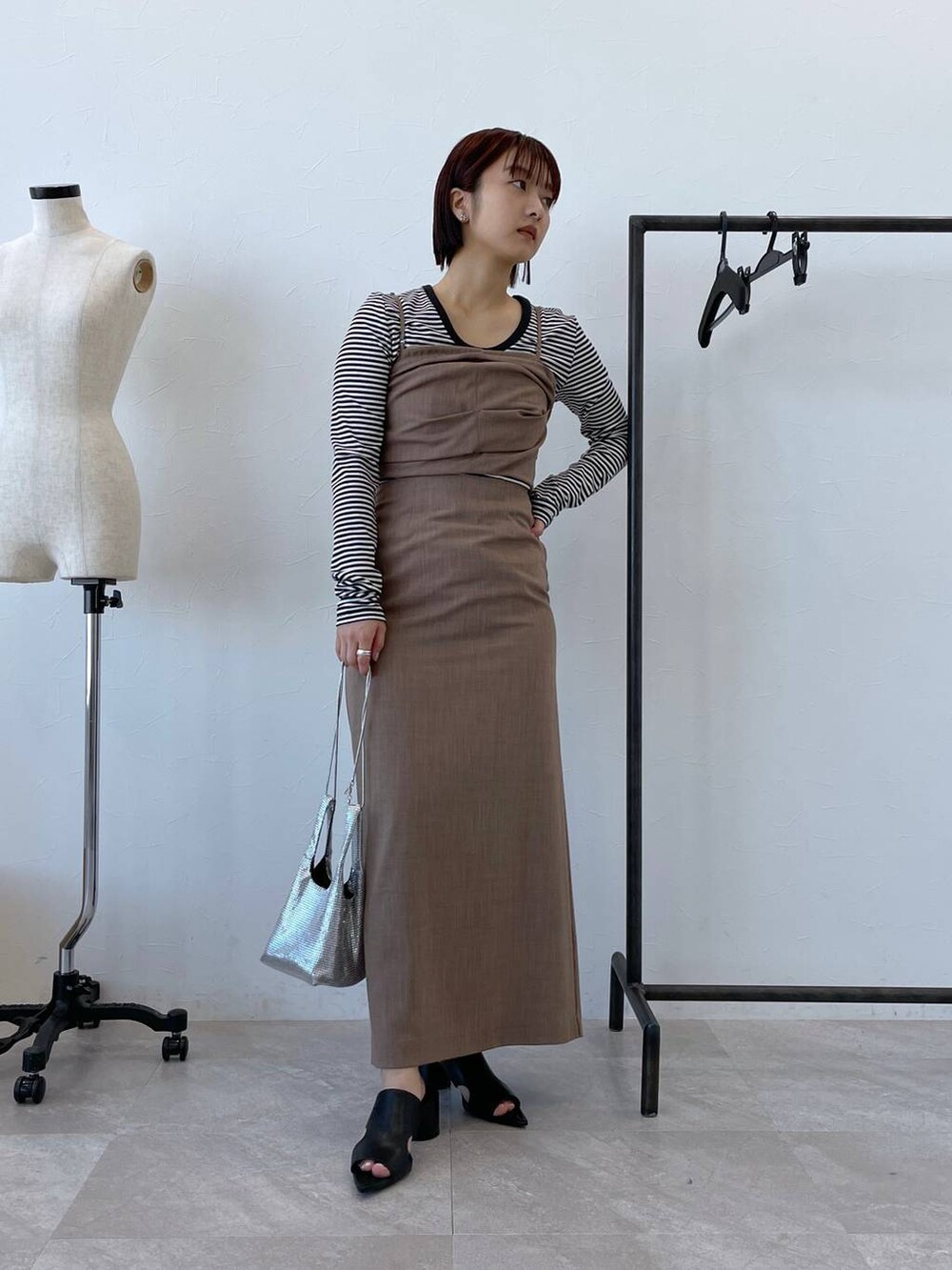 「セットアップ、きれいめ、カジュアル」｜「A part byのキラキラバッグ（ショルダーバッグ、シルバー系）」を使った、山形真理さん（レディース・155cm）の冬コーディネートの4枚目の写真