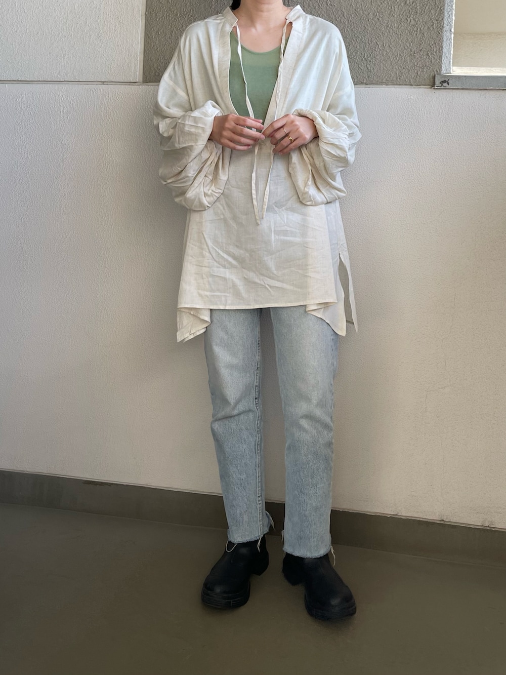 ベージュ系のシャツ/ブラウスを着用したレディースの春コーディネートの2枚目の写真