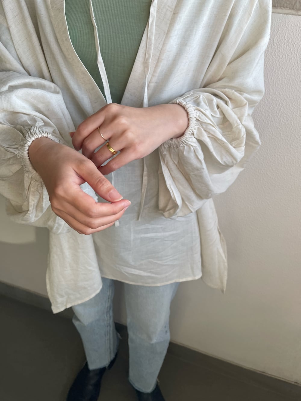 ベージュ系のシャツ/ブラウスを着用したレディースの春コーディネートの4枚目の写真