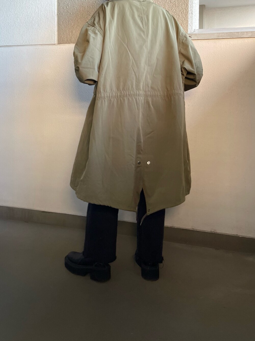 グリーン系のモッズコートを着用したレディースの秋コーディネートの3枚目の写真