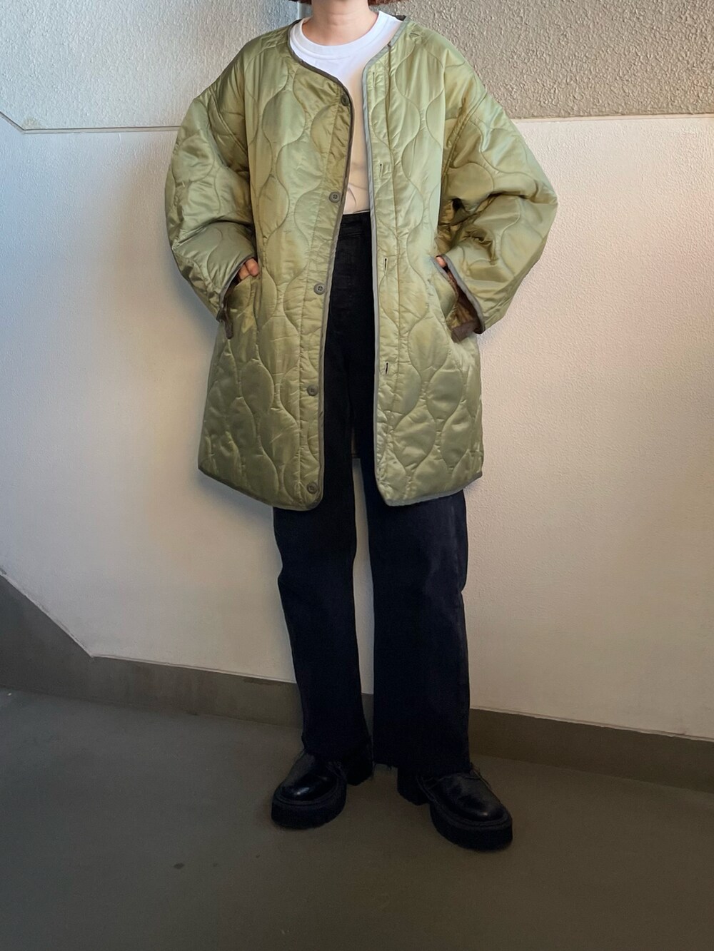 グリーン系のモッズコートを着用したレディースの秋コーディネートの4枚目の写真