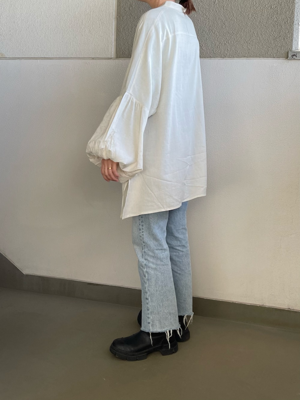 ベージュ系のシャツ/ブラウスを着用したレディースの春コーディネートの3枚目の写真