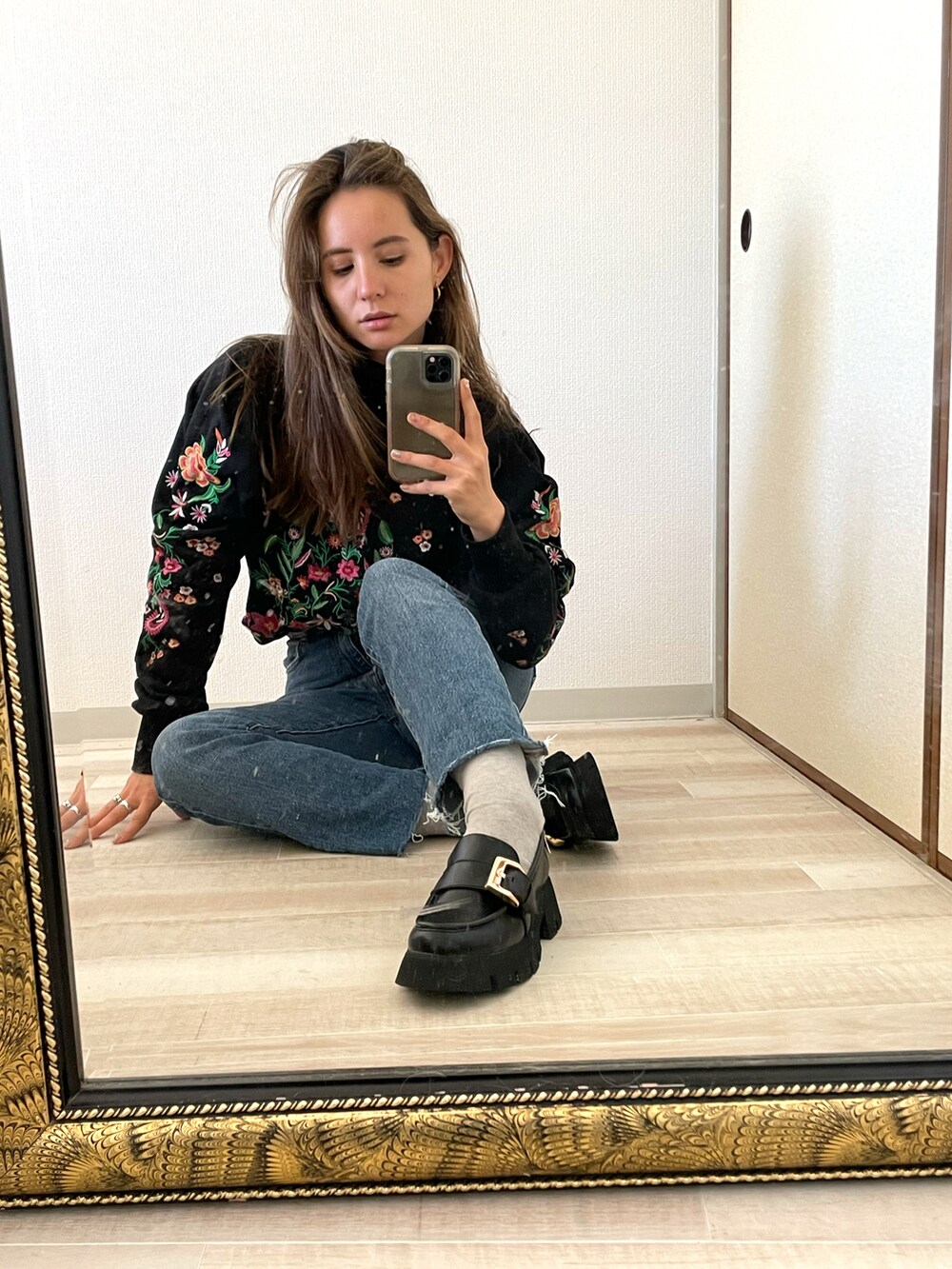 ブルー系のデニムパンツ、ブラック系のローファーを着用したレディースの冬コーディネートの2枚目の写真