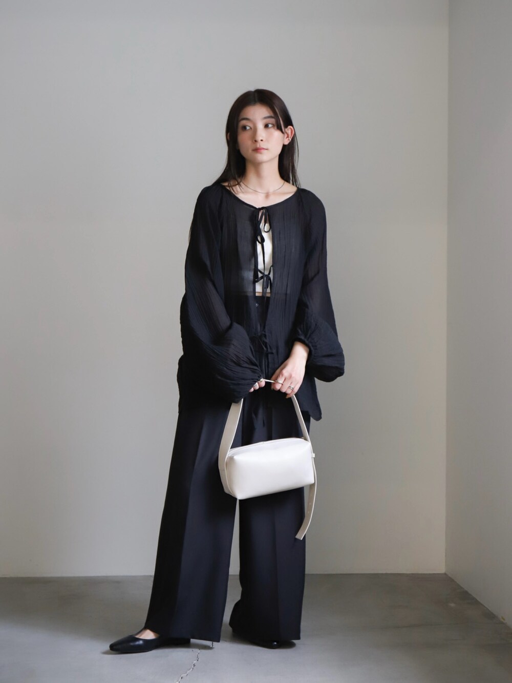 「リボン、春服、モノトーンコーデ、大人かわいい、ブラウス、パンツスタイル、パンツコーデ、オールブラック、骨格ウェーブ、ブルベ夏」｜「select MOCA by sonの【サイズ展開あり】2WAYボリュームオーバーブラウス（シャツ/ブラウス、ブラック系）」を使った、SELECT MOCAさん（骨格ウェーブ・レディース・158cm）の春コーディネートの2枚目の写真