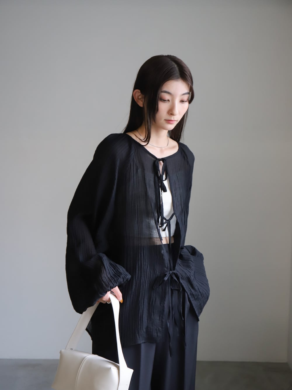 「リボン、春服、モノトーンコーデ、大人かわいい、ブラウス、パンツスタイル、パンツコーデ、オールブラック、骨格ウェーブ、ブルベ夏」｜「select MOCA by sonの【サイズ展開あり】2WAYボリュームオーバーブラウス（シャツ/ブラウス、ブラック系）」を使った、SELECT MOCAさん（骨格ウェーブ・レディース・158cm）の春コーディネートの5枚目の写真