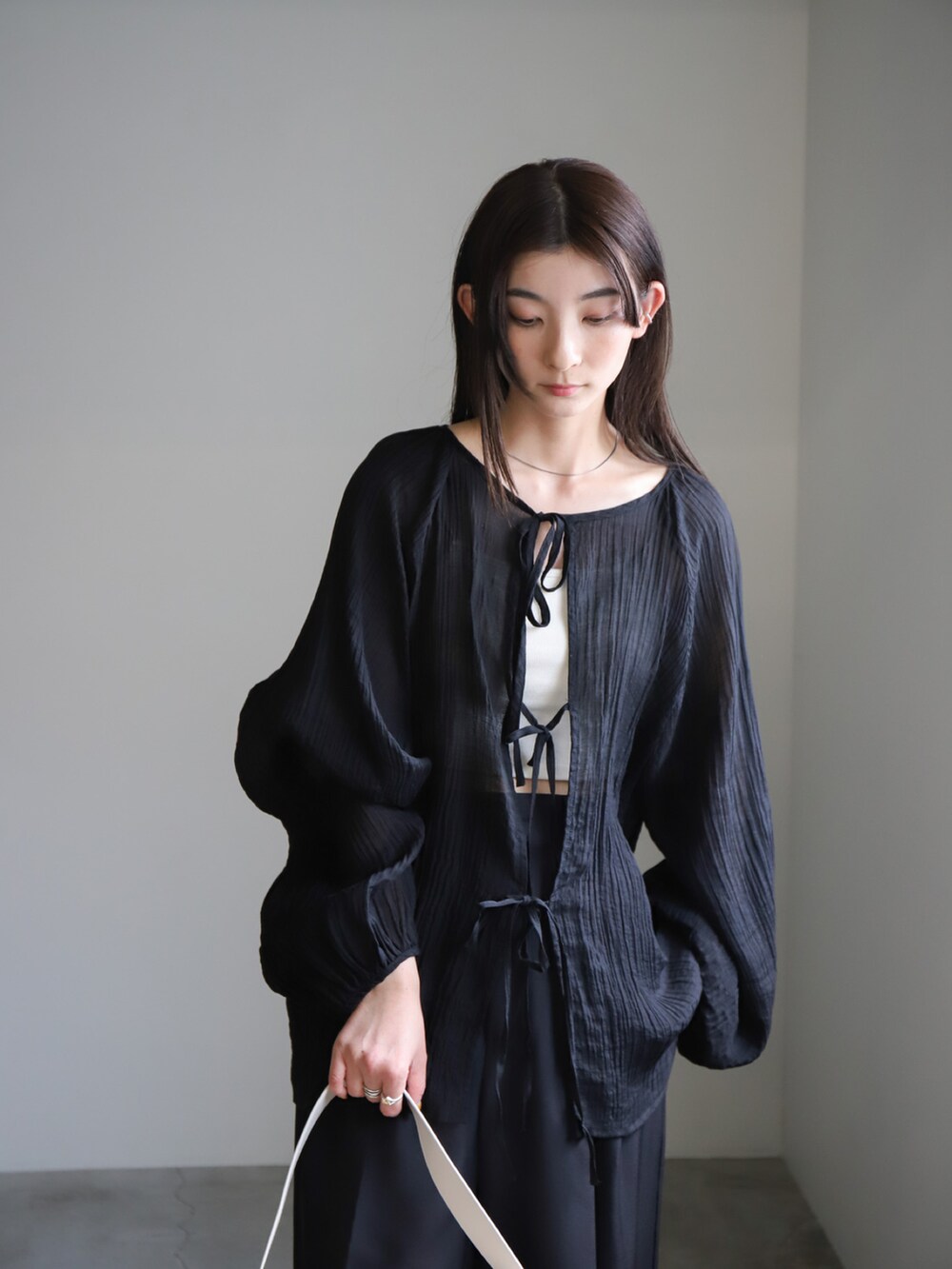 「リボン、春服、モノトーンコーデ、大人かわいい、ブラウス、パンツスタイル、パンツコーデ、オールブラック、骨格ウェーブ、ブルベ夏」｜「select MOCA by sonの【サイズ展開あり】2WAYボリュームオーバーブラウス（シャツ/ブラウス、ブラック系）」を使った、SELECT MOCAさん（骨格ウェーブ・レディース・158cm）の春コーディネートの4枚目の写真