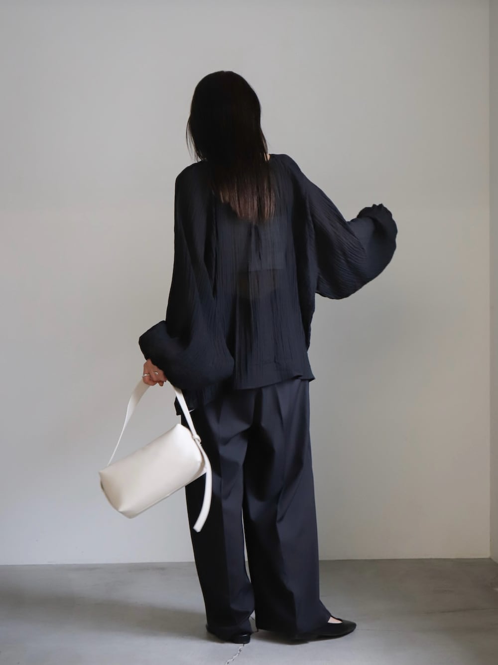 「リボン、春服、モノトーンコーデ、大人かわいい、ブラウス、パンツスタイル、パンツコーデ、オールブラック、骨格ウェーブ、ブルベ夏」｜「select MOCA by sonの【サイズ展開あり】2WAYボリュームオーバーブラウス（シャツ/ブラウス、ブラック系）」を使った、SELECT MOCAさん（骨格ウェーブ・レディース・158cm）の春コーディネートの3枚目の写真
