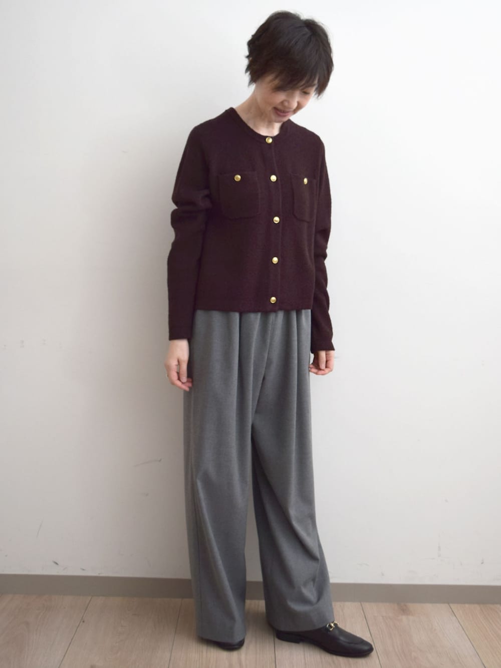 ブラウン系のカーディガン/ボレロ、グレー系のその他パンツを着用したレディースの秋コーディネートの2枚目の写真