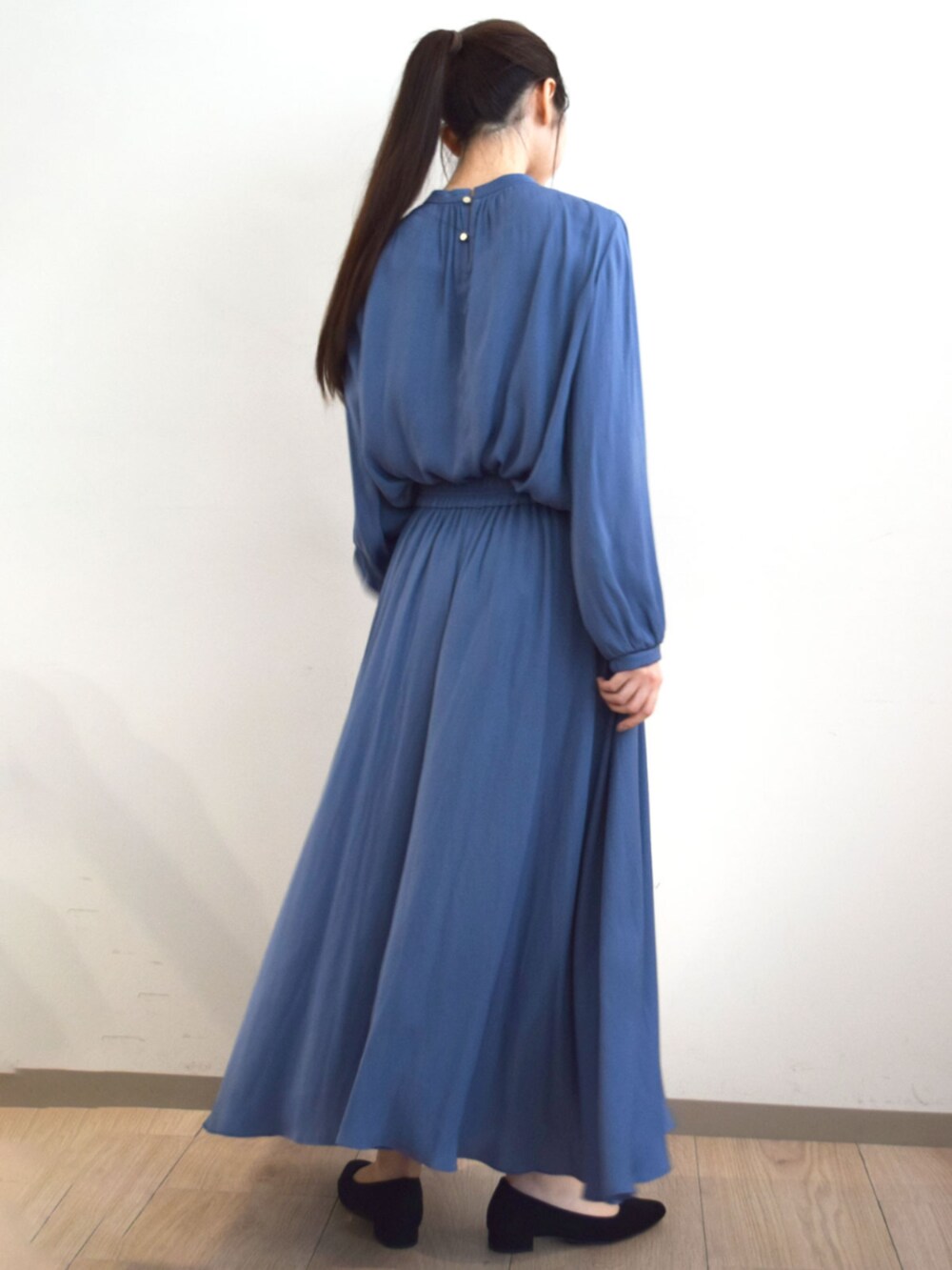 ブルー系のその他パンツ、ブルー系のシャツ/ブラウスを着用したレディースの冬コーディネートの2枚目の写真
