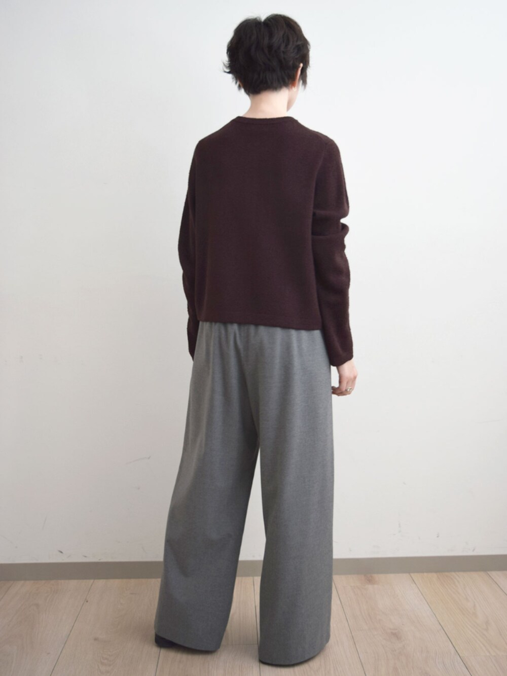 ブラウン系のカーディガン/ボレロ、グレー系のその他パンツを着用したレディースの秋コーディネートの4枚目の写真