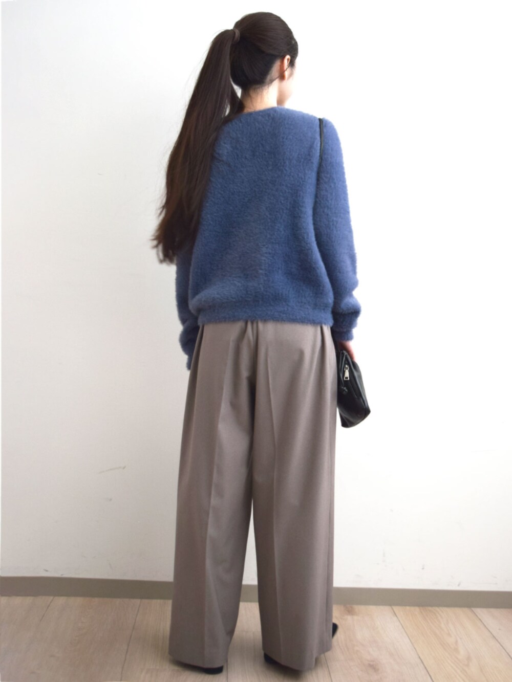 ブラウン系のその他パンツ、ブルー系のカーディガン/ボレロを着用したレディースの秋コーディネートの4枚目の写真