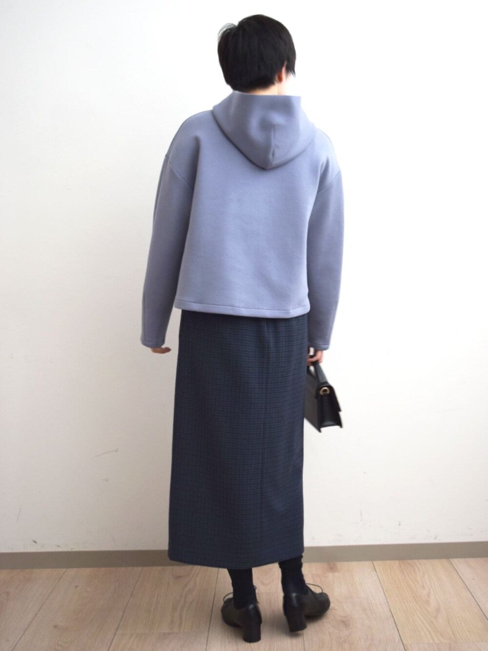 ブルー系のスカート、ブルー系のパーカーを着用したレディースの秋コーディネートの2枚目の写真