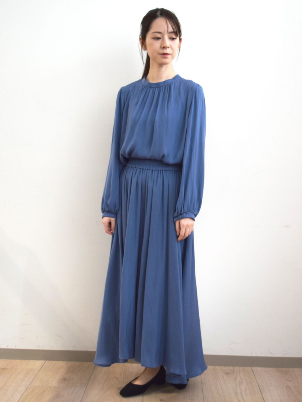 ブルー系のその他パンツ、ブルー系のシャツ/ブラウスを着用したレディースの冬コーディネートの3枚目の写真